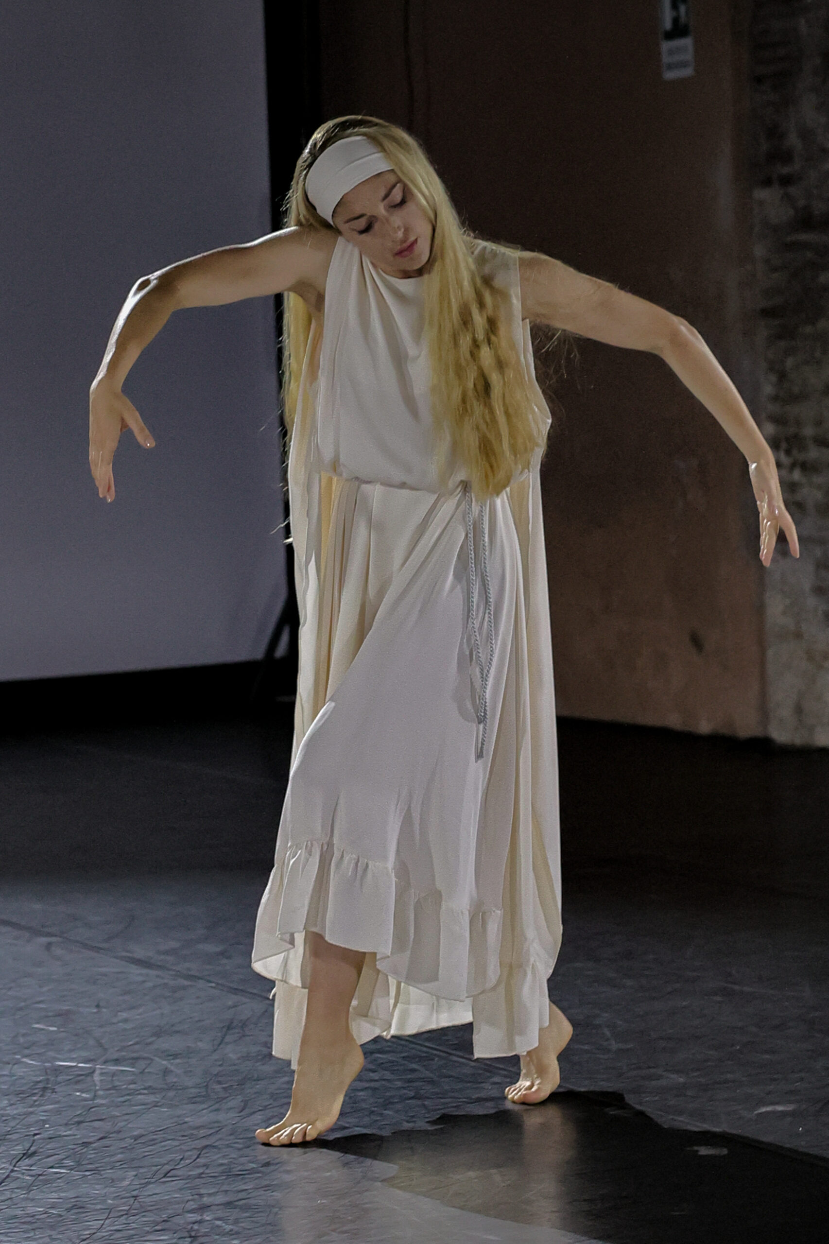 Erica Modotti durante l’esecuzione dell’assolo “Giuditta e Oloferne” film di Baldassarre Negroni (1928), coreografia Jia Ruskaja ricostruita da Chiara Zoppolato, costumi di Simone Martinelli.