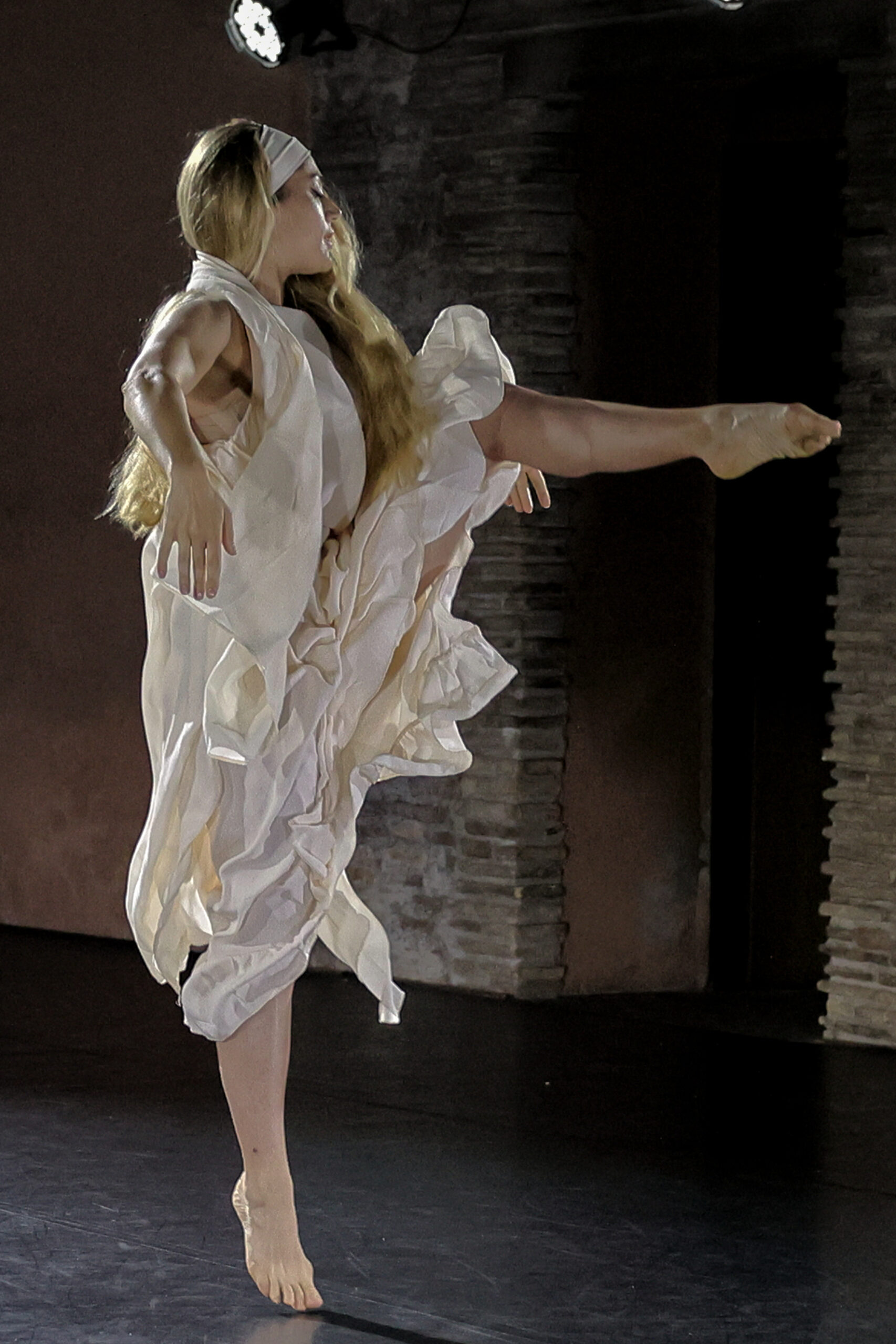 Erica Modotti durante l’esecuzione dell’assolo “Giuditta e Oloferne” film di Baldassarre Negroni (1928), coreografia Jia Ruskaja ricostruita da Chiara Zoppolato, costumi di Simone Martinelli.